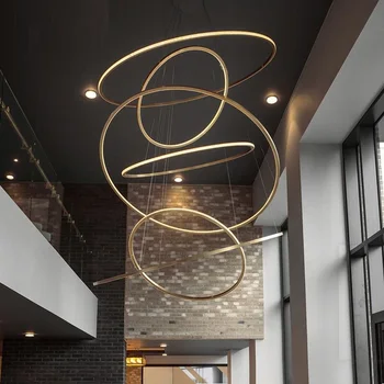 Современная золотая роскошная люстра на двухуровневой лестнице виллы, большая люстра в столовой, высокие светильники в форме колец для гостиной Изображение